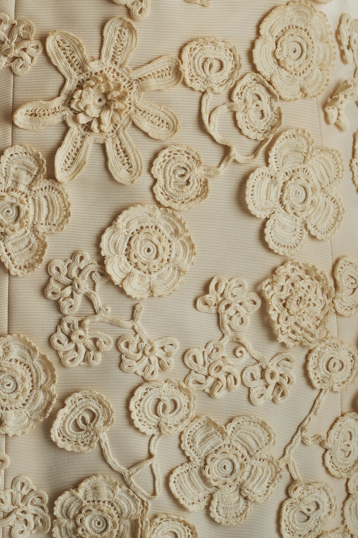 Detalhe de renda em crochê com flores em relevo
