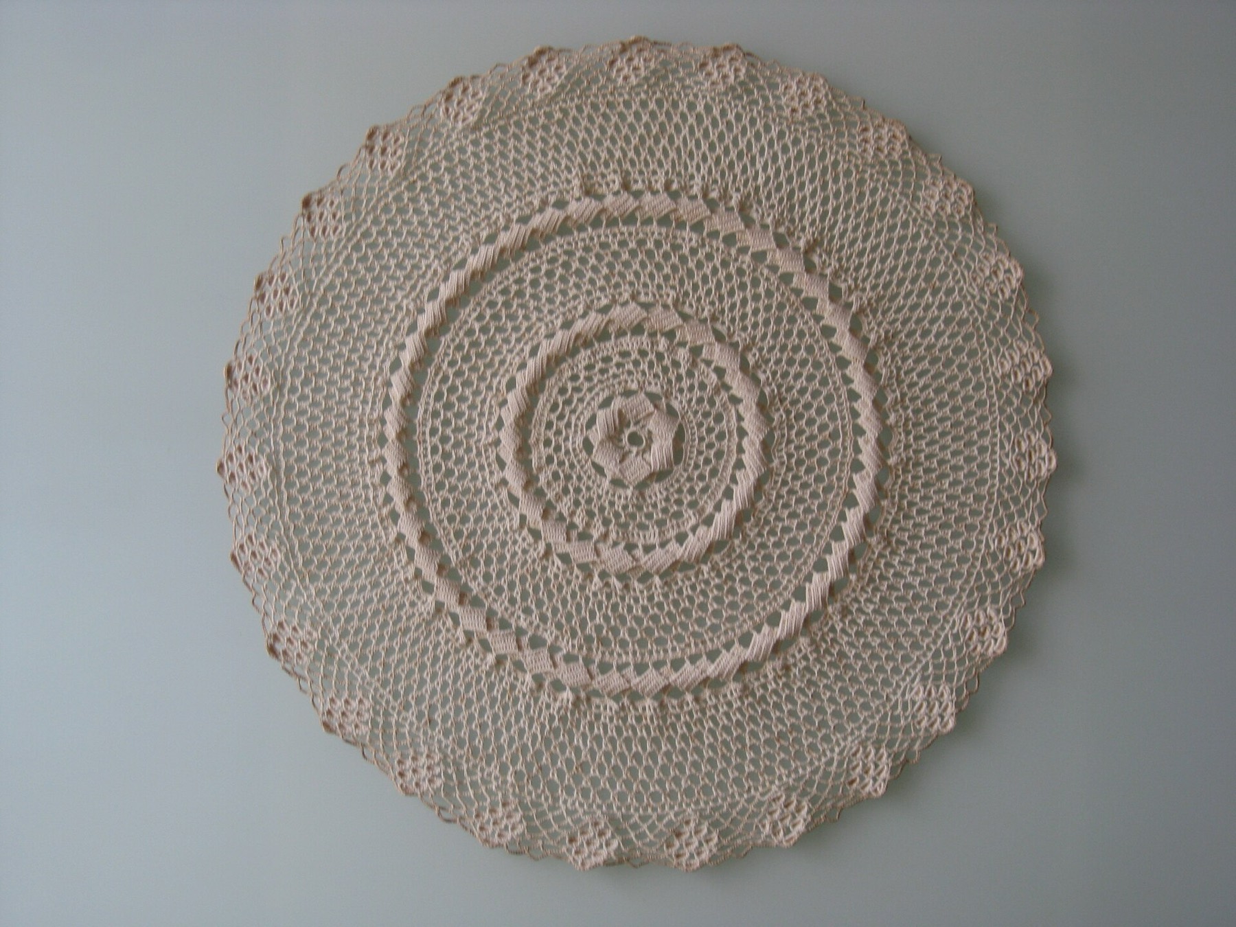 Mandala de crochê em tom creme