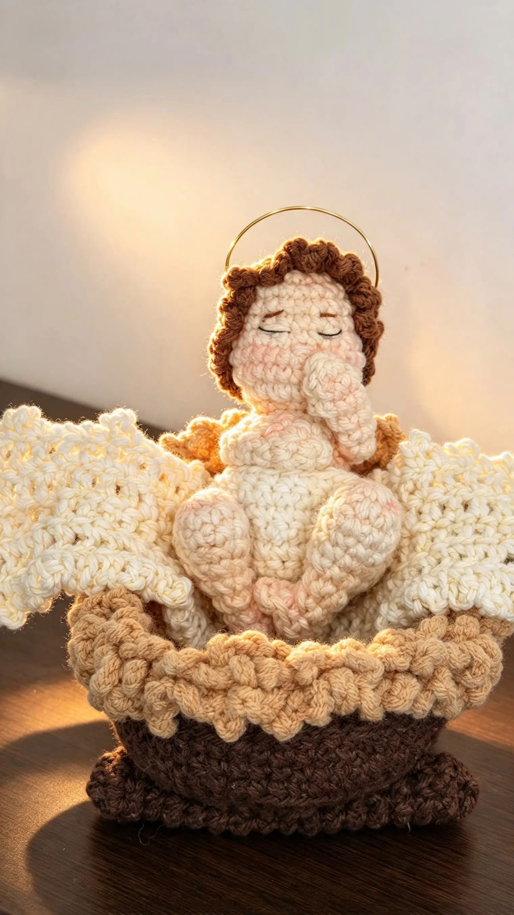 Menino Jesus em crochê com auréola dourada no bercinho
