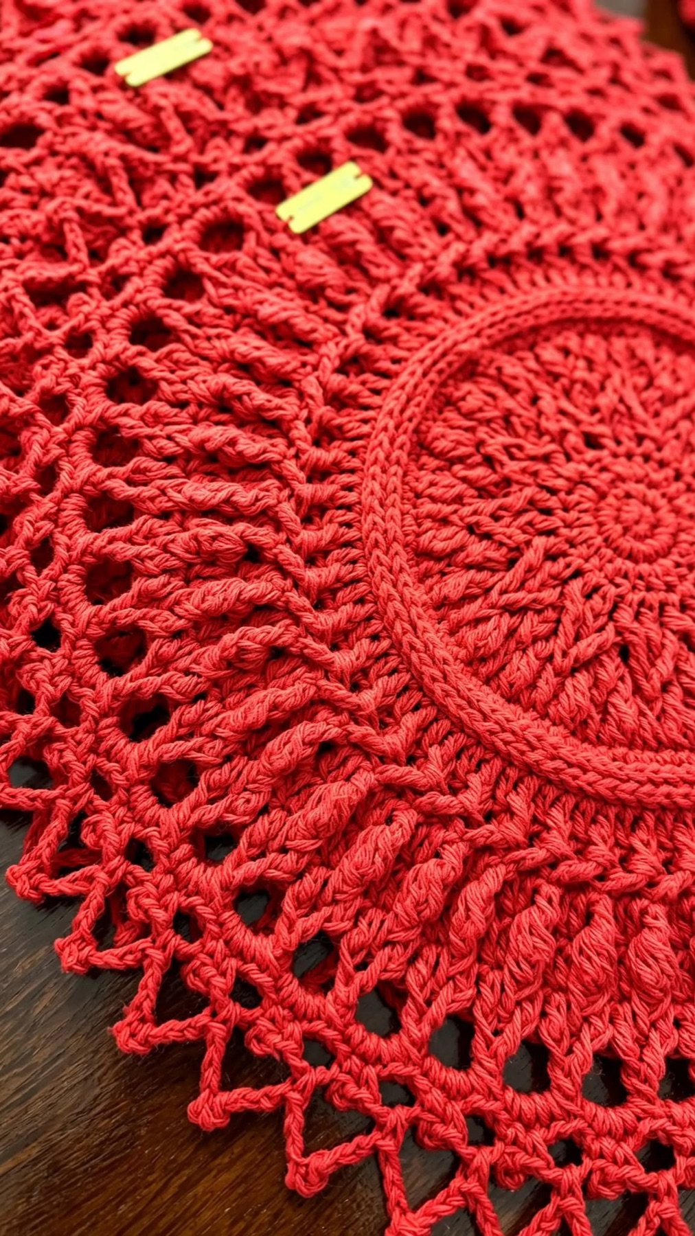 Detalhe dos pontos em relevo de sousplat vermelho