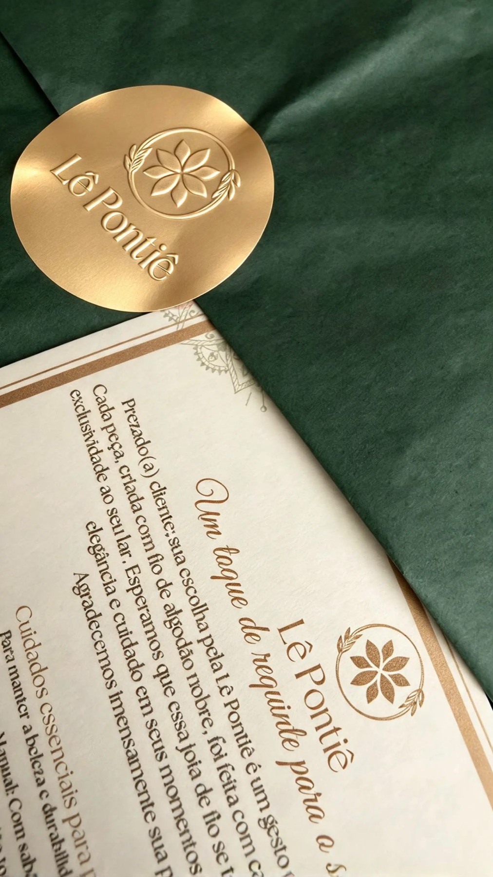 Selo dourado LêPontiê e cartão personalizado sobre papel verde