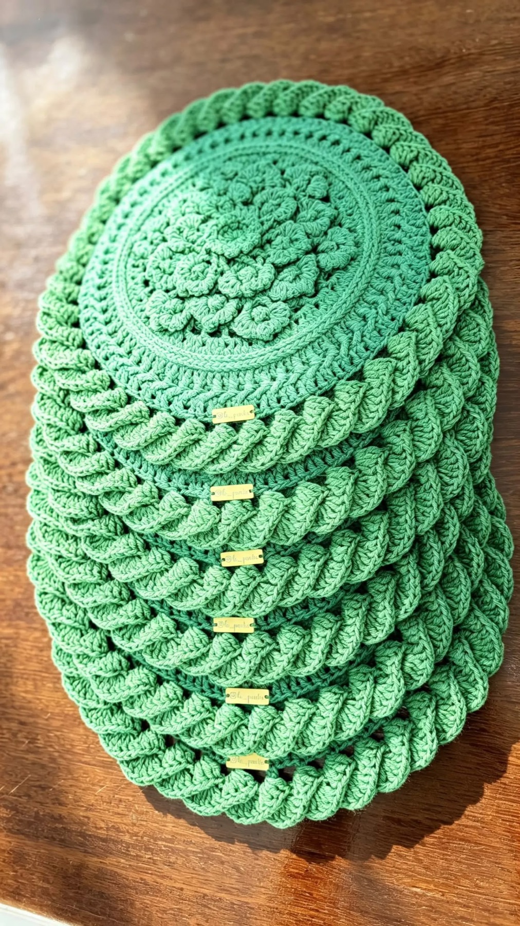 Pilha de sousplats de crochê verdes com bordas em relevo
